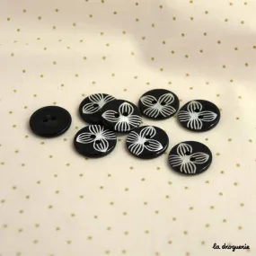 18 mm “Engaved Petal” Button