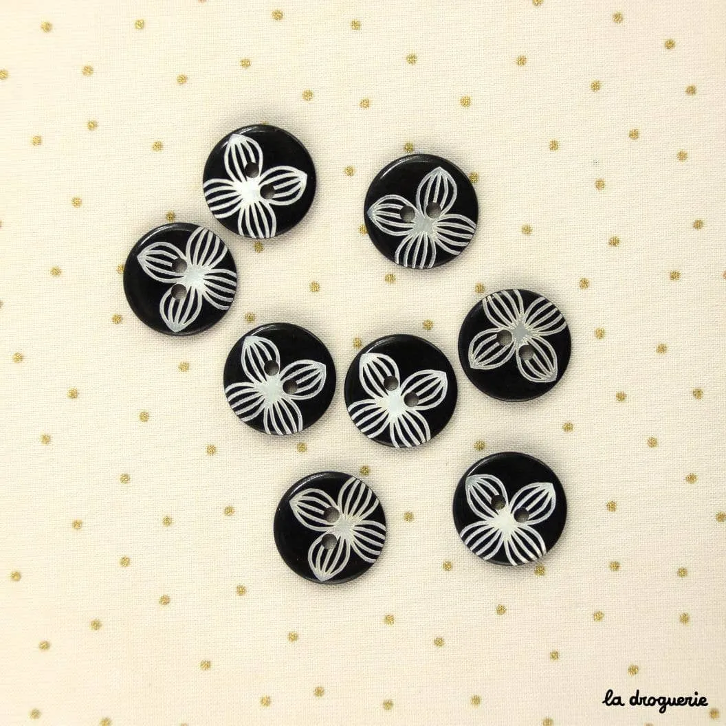 18 mm “Engaved Petal” Button